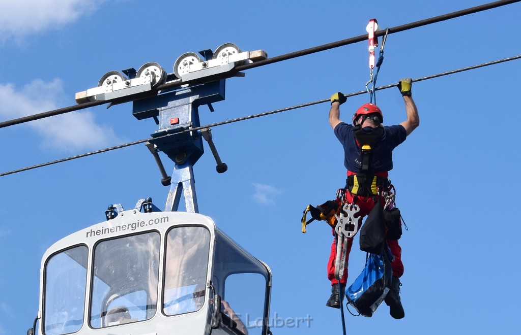 Koelner Seilbahn Gondel blieb haengen Koeln Linksrheinisch P339.JPG